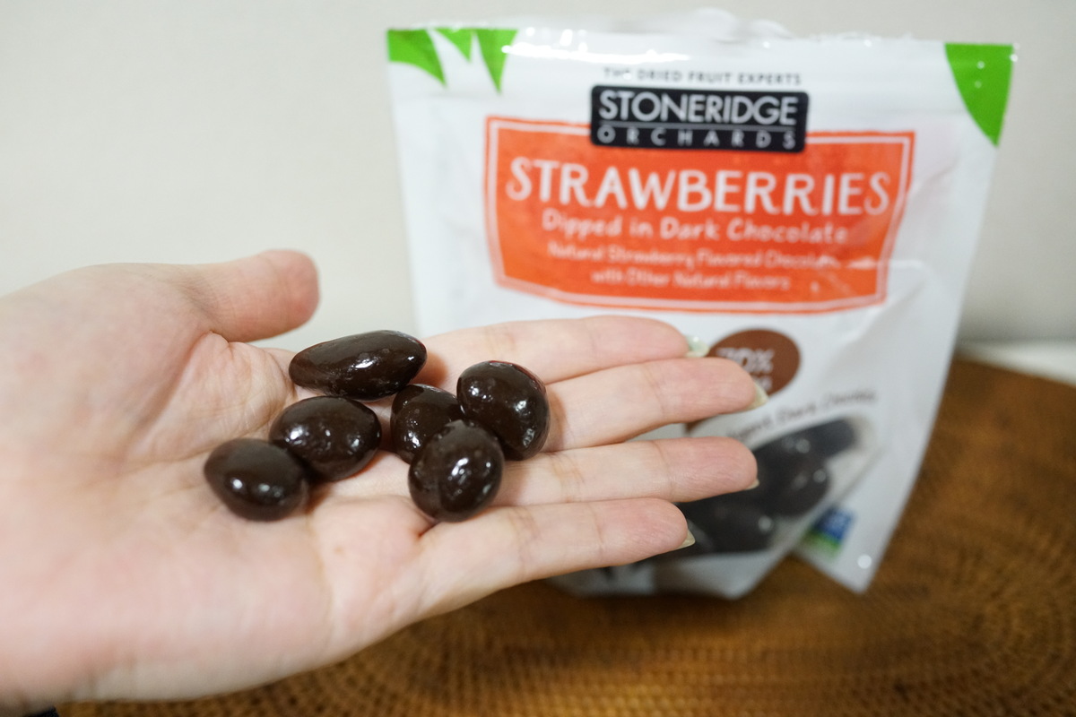 アイハーブおすすめのチョコレート菓子！甘さ控えめくせになる！　Stoneridge Orchards Strawberries Dipped in Dark Chocolate